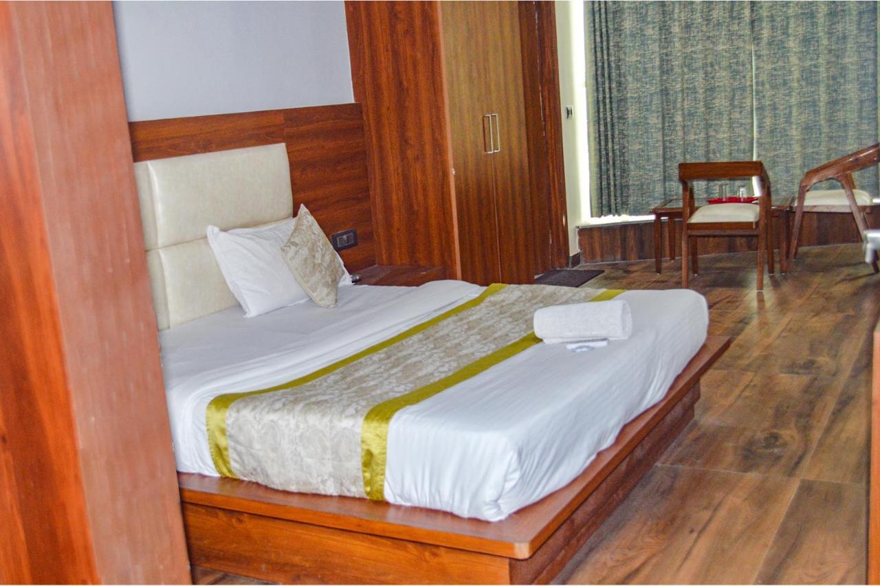 Fabhotel The Golf Inn Noida Exterior photo