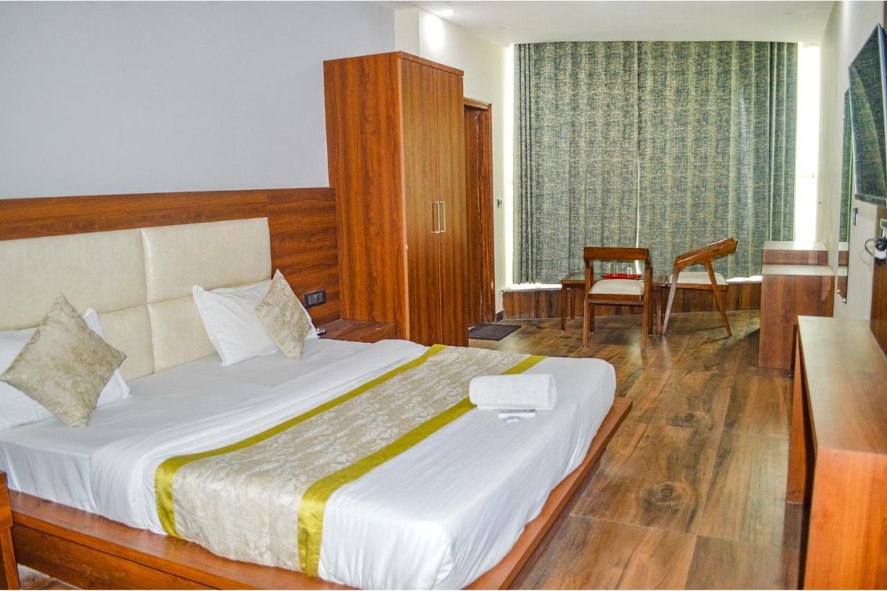 Fabhotel The Golf Inn Noida Exterior photo